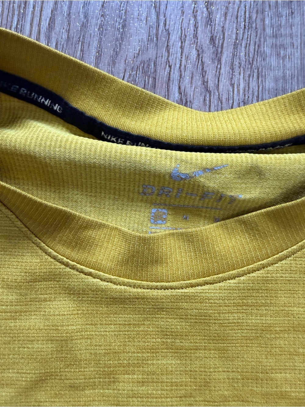 Nike Men's Short Sleeve Crewneck T-Shirt in Yellow 0136 - Picture 2 of 2
